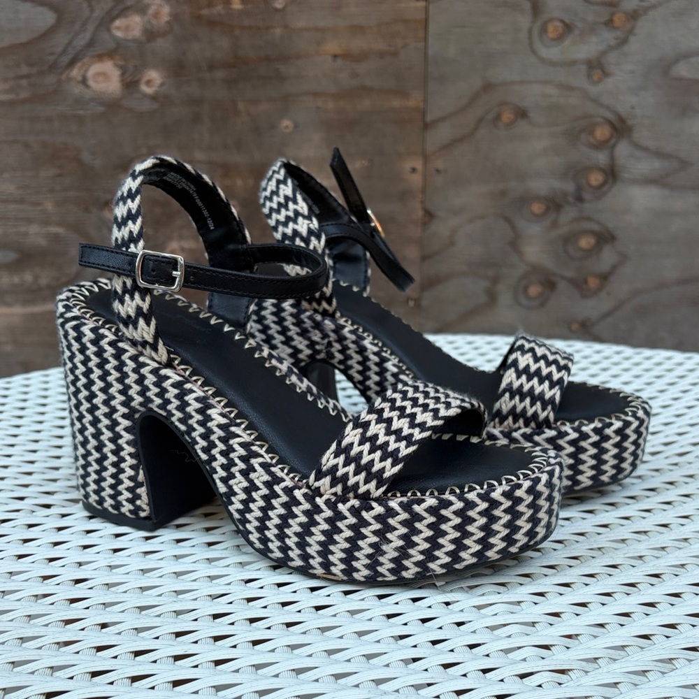 Universal Thread Black and Cream Zigzag Platform Sandals